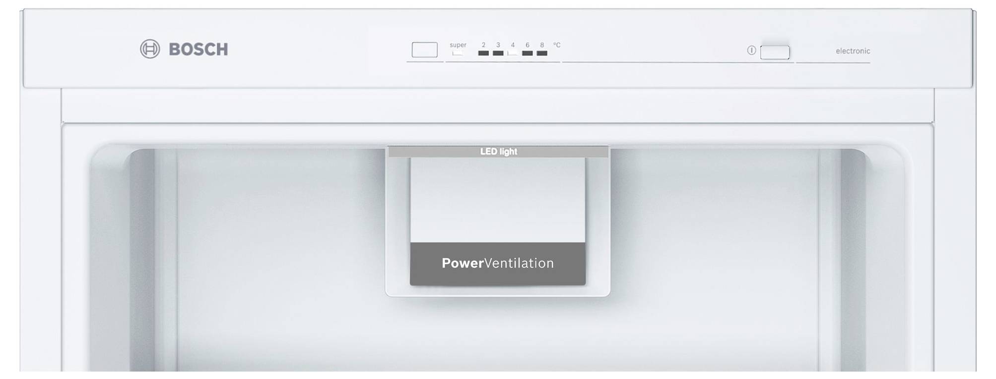 Přední pohled chladničky Bosch s detailem zabudovaného LED osvětlení a panelem větrání 'PowerVentilation' umístěným uprostřed nad vnitřním prostorem.