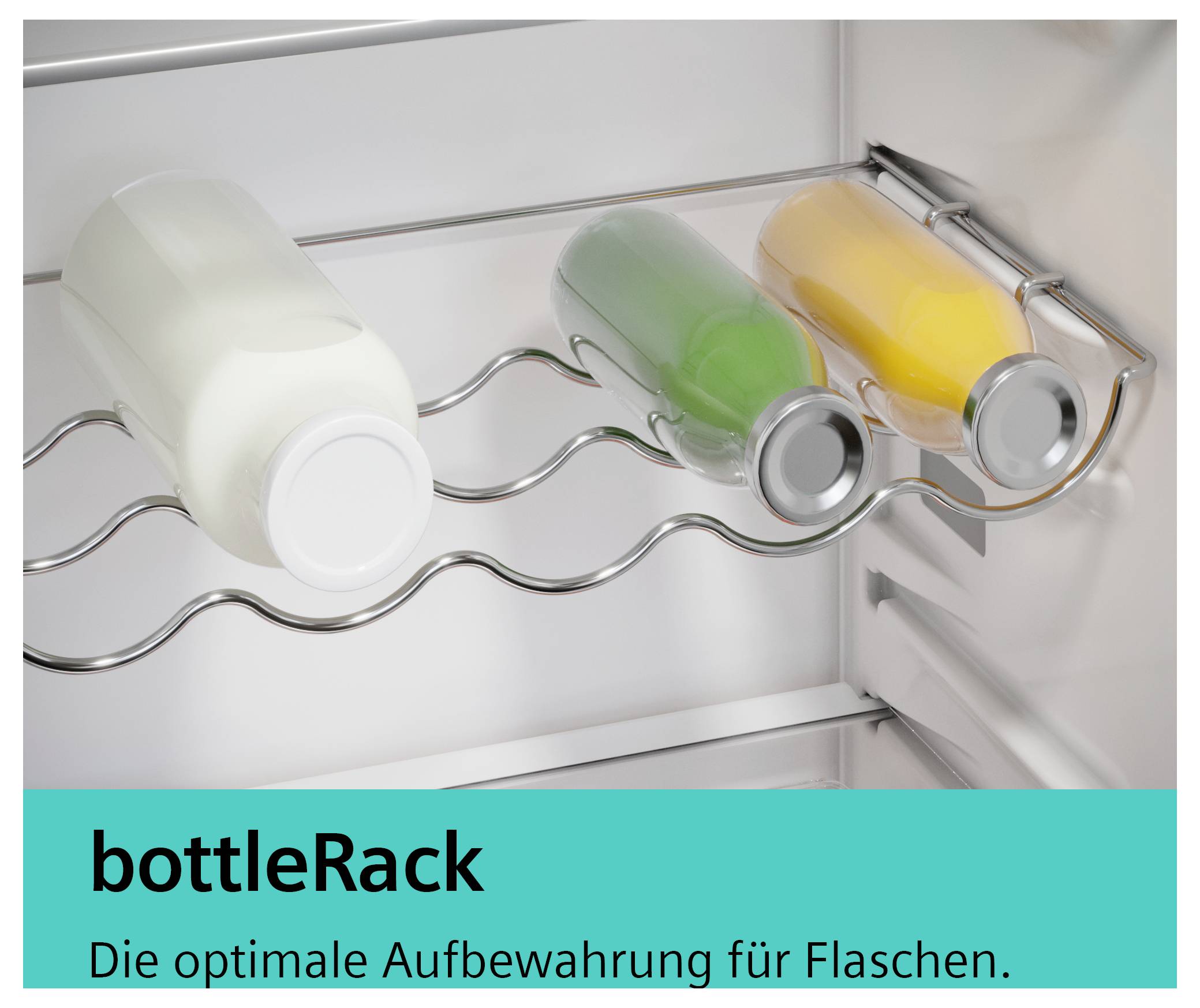 Lahve uložené v kovové lahvovnici uvnitř chladičky, s označením "bottleRack" a německý text o optimálním uskladnění lahví.