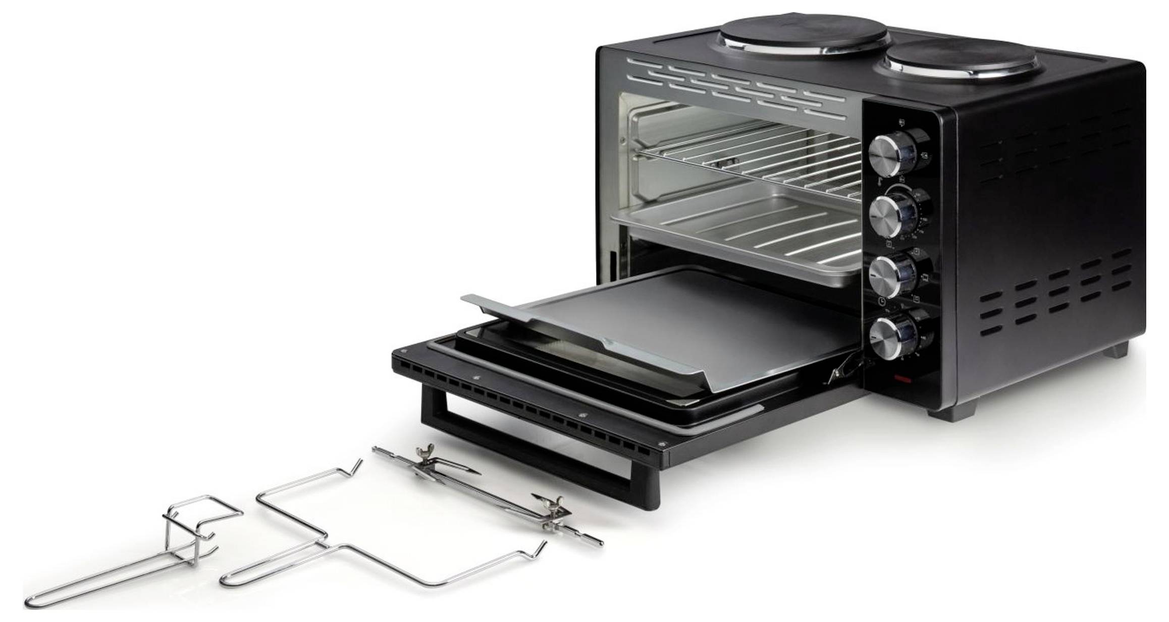 Stolní topinkovací trouba s otevřenými dveřmi, pekáčem, drátěným roštem a příslušenstvím na rotisserie grilovací nástroj zobrazené vepředu na bílém pozadí.