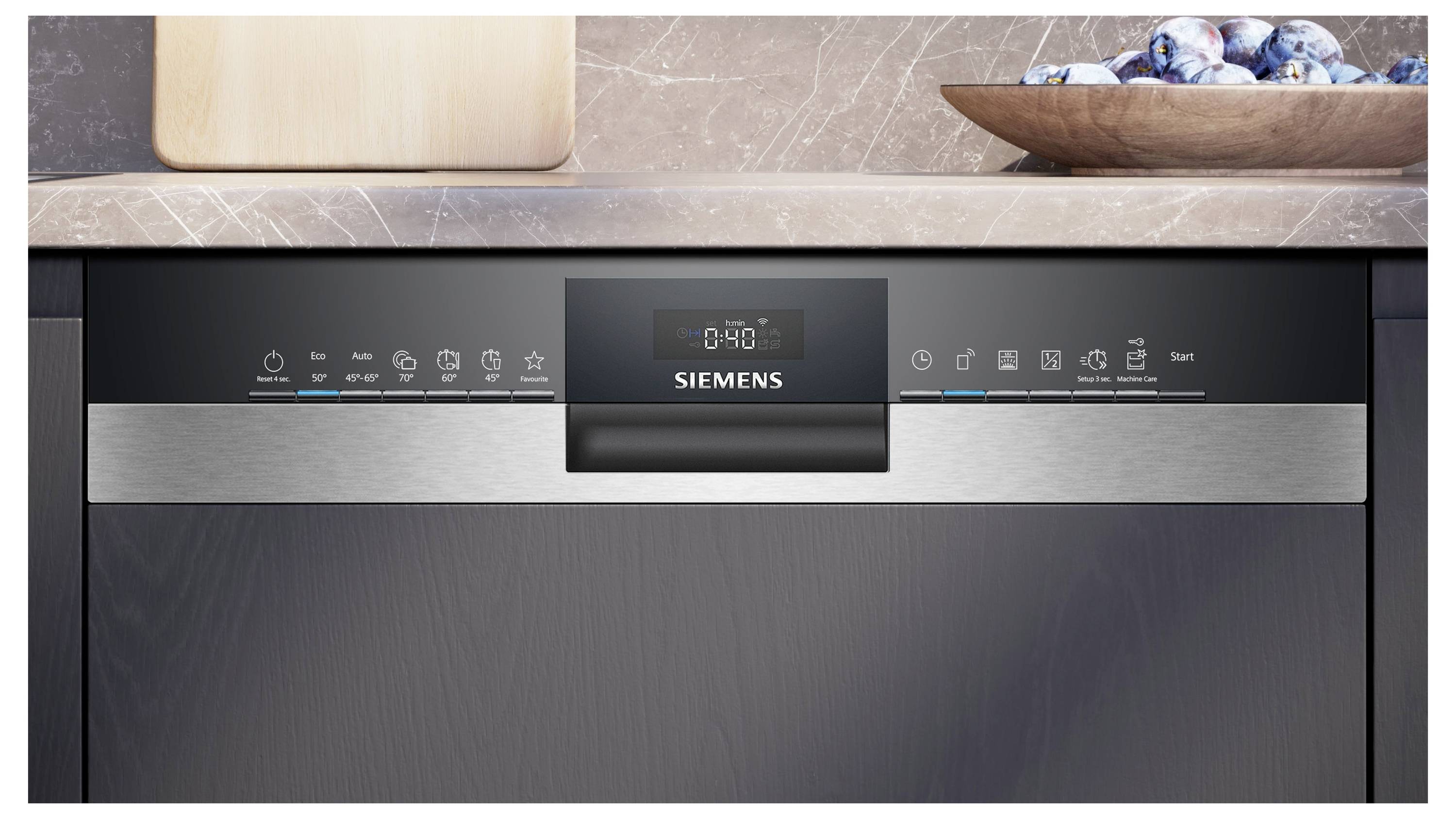 Vestavěná myčka nádobí Siemens s digitálním displejem a ovládacím panelem pod pracovní deskou, zobrazená v zavřeném stavu v kuchyni.