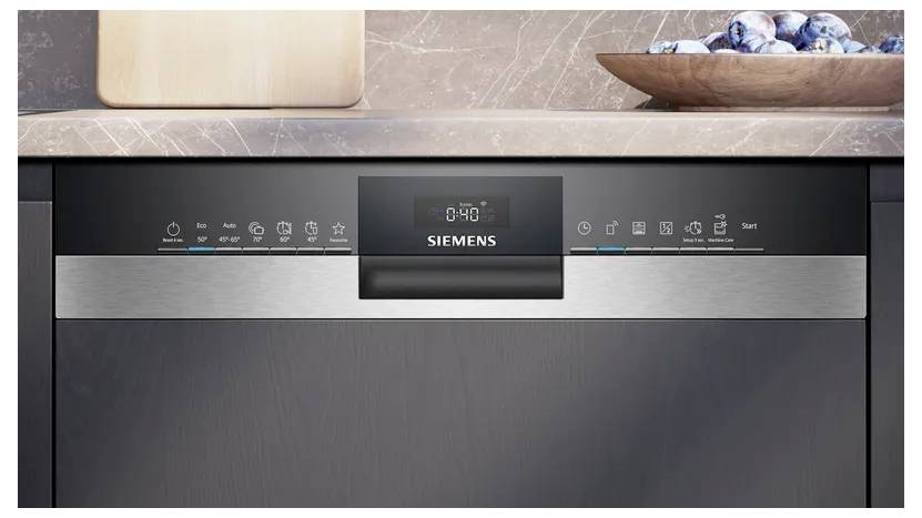 Vestavná myčka nádobí Siemens s předním panelem, digitálním displejem a ikonami pro výběr cyklu.