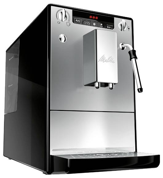 Nerezový espresso stroj s předním výtokem, parní tyčí, ovládacím panelem a oddkapávací miskou na bílém pozadí.