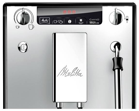 Přední pohled na kávovar Melitta Caffeo Solo s ovládacími knoflíky nahoře, ikonami displeje, centrálním dozátorem a hubicí na pěnění mléka.