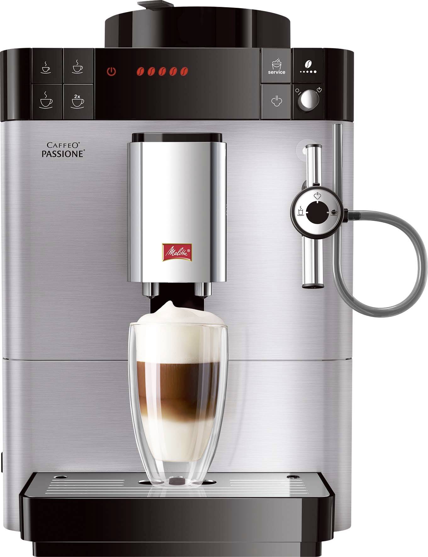 Stříbrný kávovar Melitta Caffeo Passione nalévající vrstvený latte do sklenice na odtavovací tác.