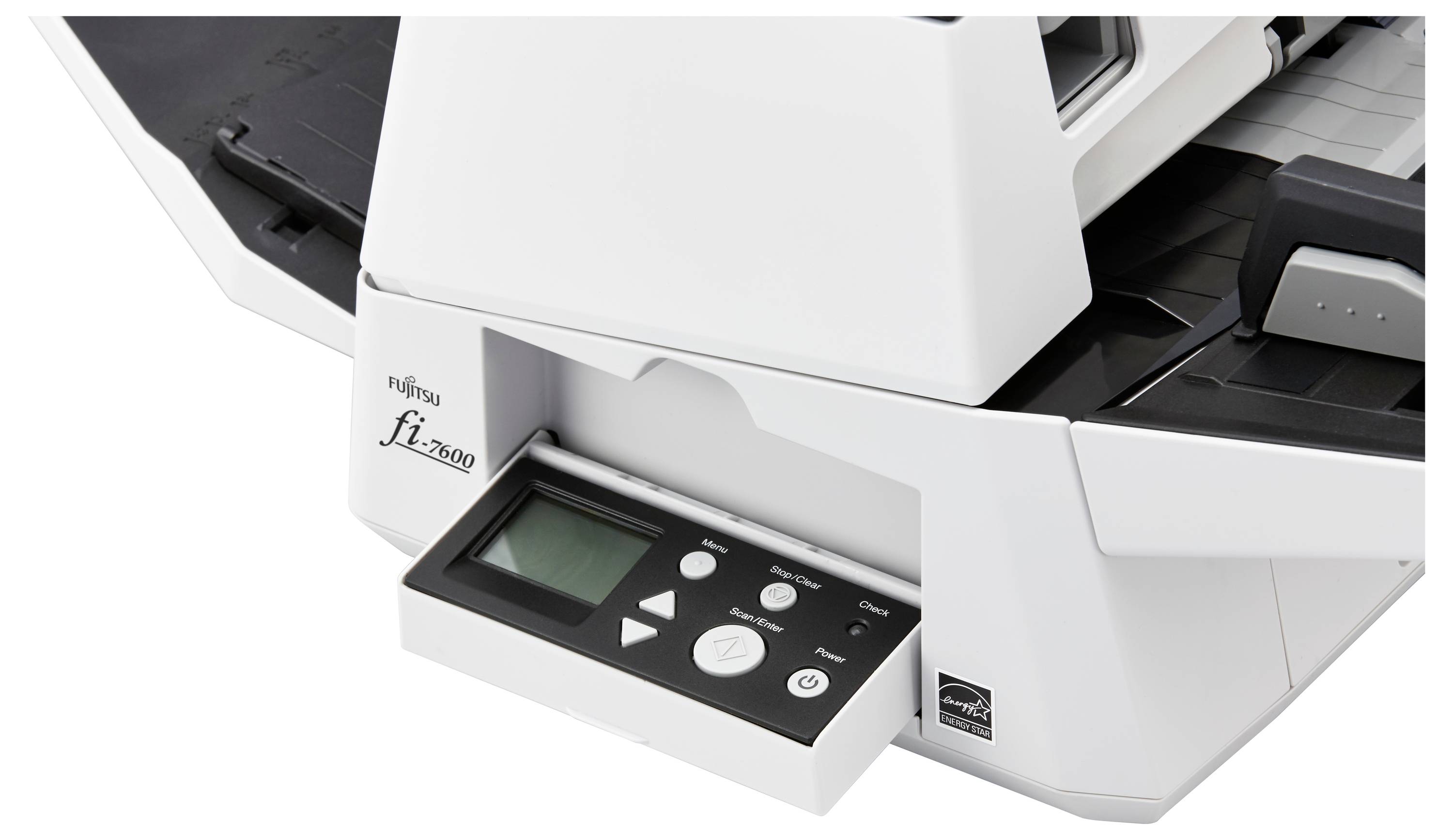 Detailní pohled na dokumentový skener Fujitsu fi-7030 s otevřeným podnosem ovládacího panelu, který ukazuje tlačítka a malý displej.