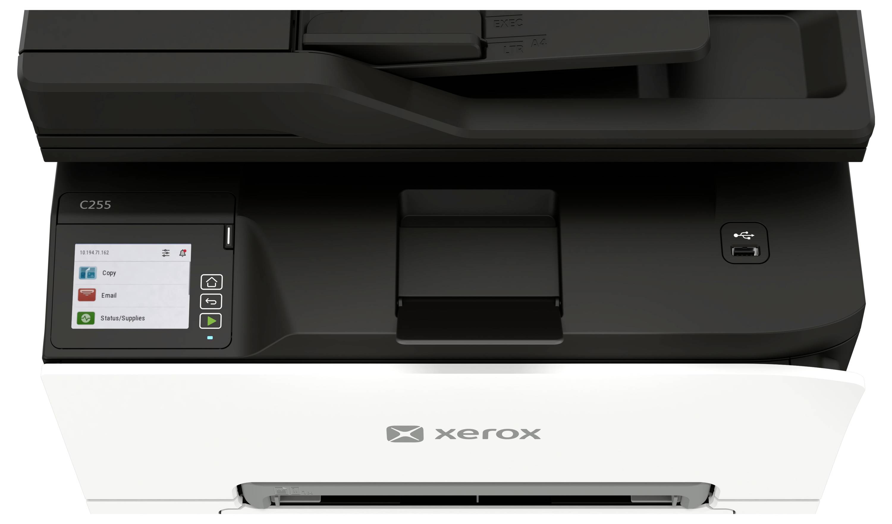 Přední pohled na multifunkční tiskárnu Xerox C255, která zobrazuje ovládací panel, zásobník papíru a logo Xeroxu.