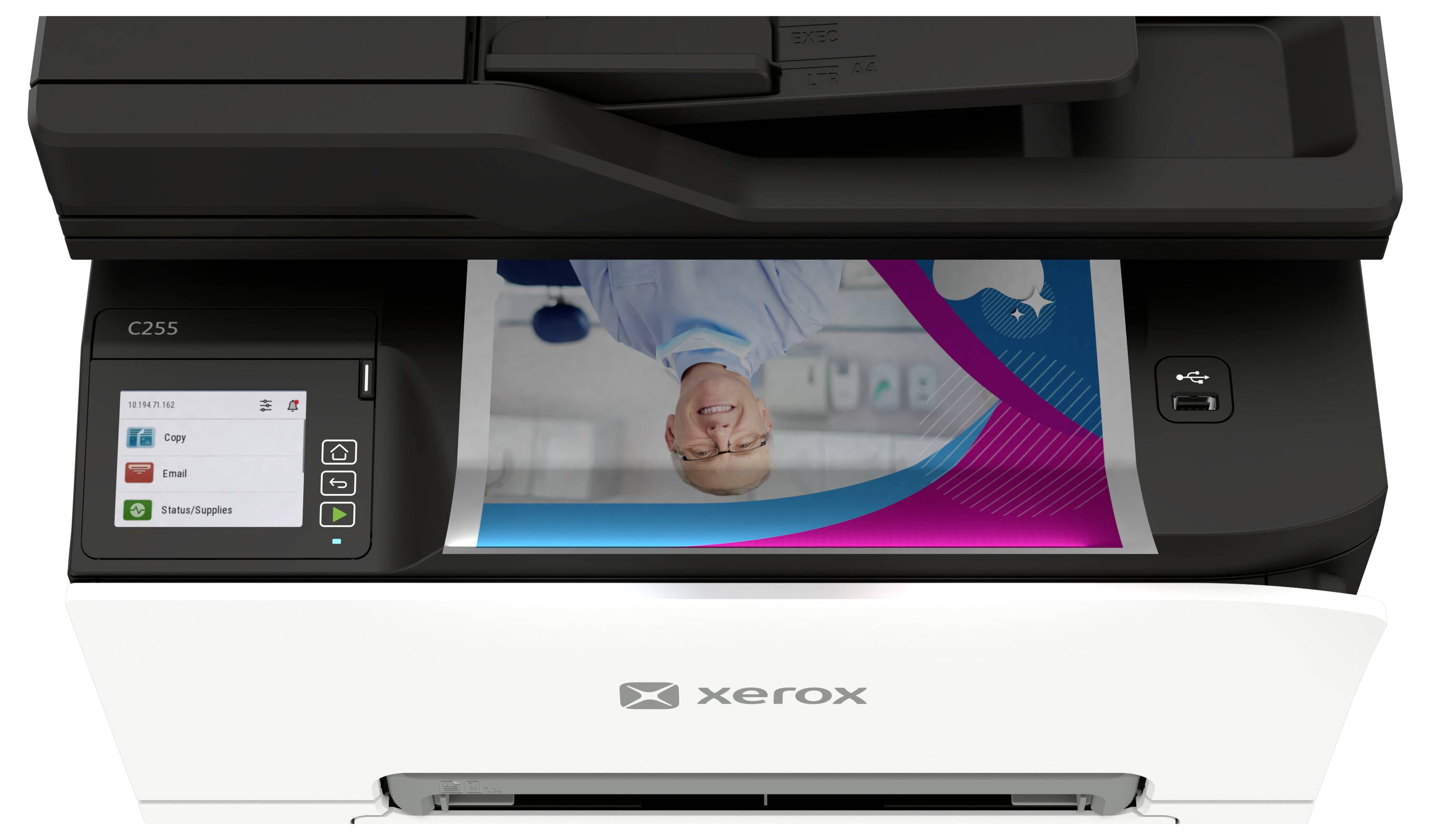 Přední pohled na tiskárnu Xerox C255 tiskující barevnou stránku s portrétem na výstupní zásobníku, zobrazující dotykový displej a ovládací tlačítka.
