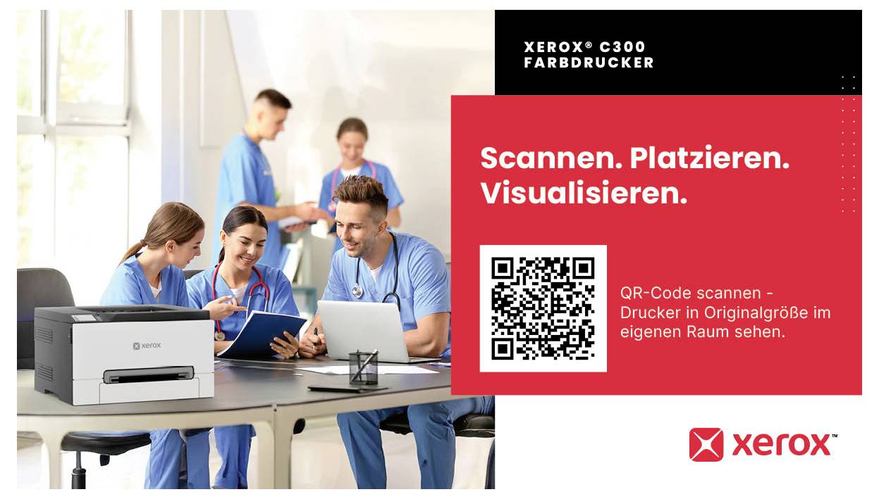Xerox C300 tiskárna s zdravotnickými pracovníky; červený panel s textem „Skenovat. Umístit. Vizualizovat." a zobrazením QR kódu, propagující zvětšený původní pohled.