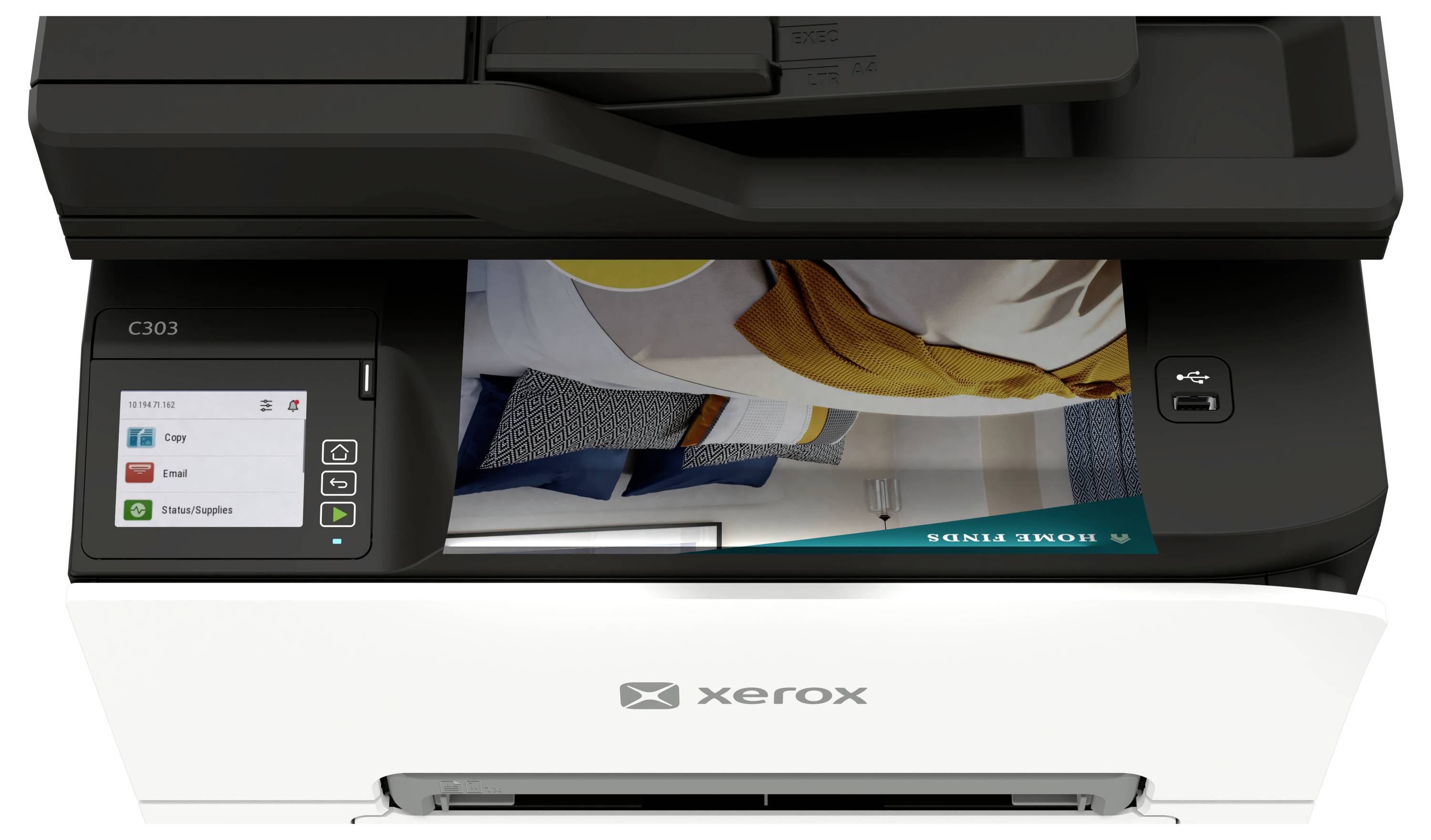 Přední pohled na tiskárnu Xerox C303 s otevřeným víkem skeneru, na kterém je barevný dokument na skle a dotykový displej s menu pro Kopírování, Email a Uložení do DropBoxu.