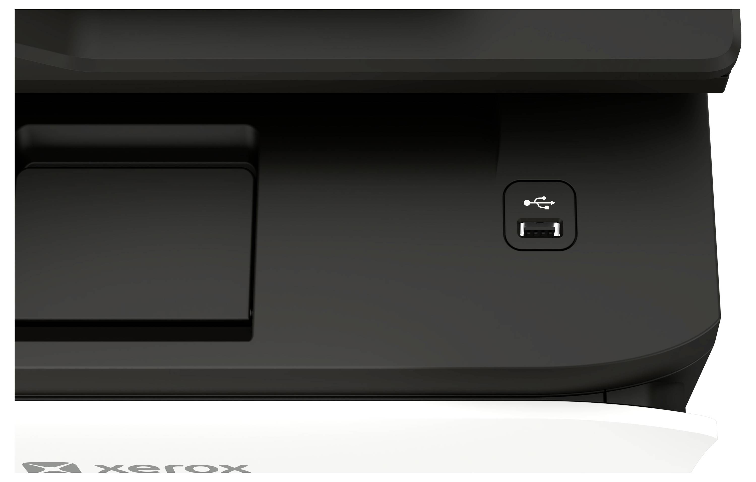 Detailní záběr na ovládací panel tiskárny Xerox s USB portem a přilehlým tlačítkem na přední pravé straně.