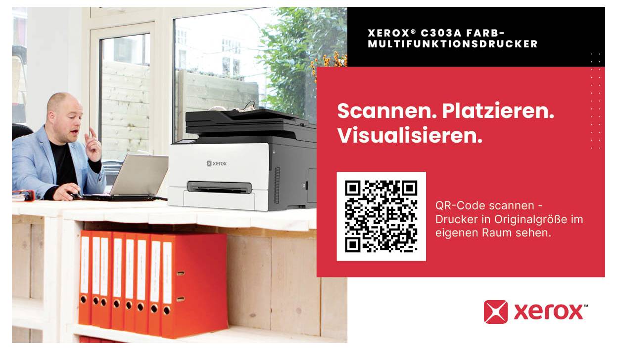 Tiskárna Xerox C303A barevná multifunkční zařízení s QR kódem a sloganem „Skenovat, umísťovat, vizualizovat"; muž pracuje vedle tiskárny v kanceláři.
