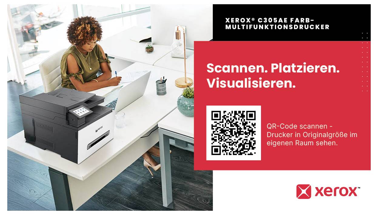 Xerox C305 A5 barevná multifunkční tiskárna v kancelářské scéně s QR kódem a německým textem "Scannen. Platzieren. Visualisieren."