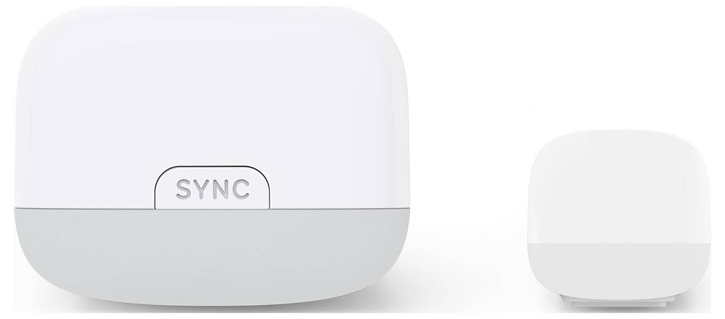 Dvě bílá zaoblená zařízení na bílém pozadí, přičemž větší levá jednotka má na přední straně tlačítko "SYNC" a vedle ní je menší odpovídající jednotka.
