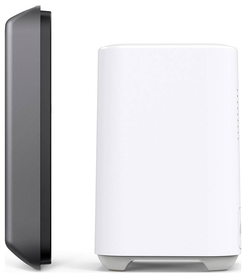 Dvě domácí síťová zařízení zobrazená vedle sebe: štíhlý černý modem/router na levé straně a bílý válcovitý router na pravé straně.