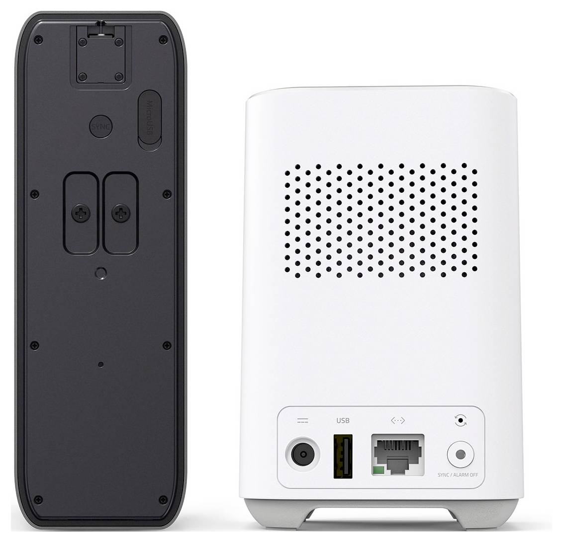 Zadní a přední pohled na bílé bezdrátové zařízení; přední strana obsahuje otvory reproduktoru a porty pro napájení, USB a Ethernet, pravděpodobně směrovač nebo bezpečnostní ústřednu.