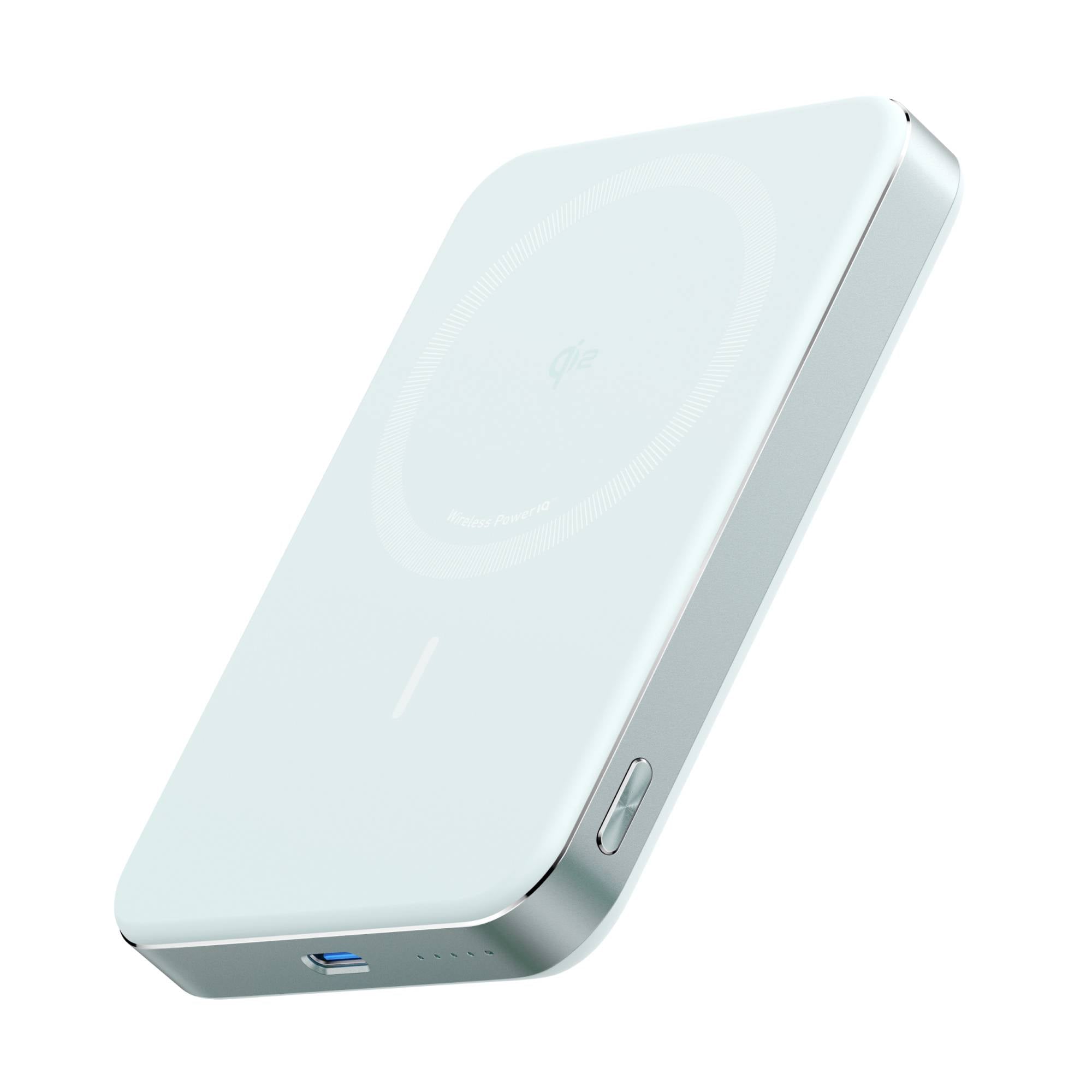 Světle modrá štíhlá přenosná powerbank zobrazená v úhlu s USB portem, bočním tlačítkem a indikačními LED diodami.