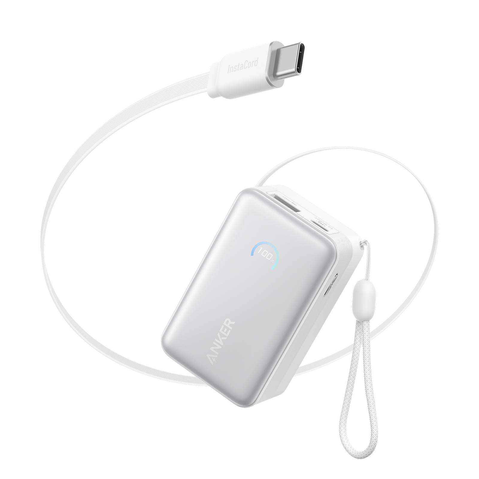 Kompaktní stříbrná powerbanka Anker s připojeným USB-C kabelem a páskou na zápěstí, zobrazená na bílém pozadí.