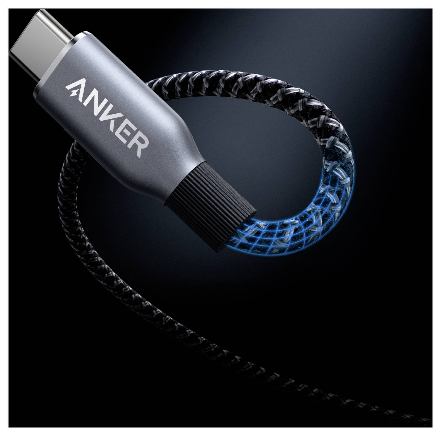 Detailní snímek USB-C konektoru značky Anker se zářící modrou pletencovou smyčkou kabelu na černém pozadí.