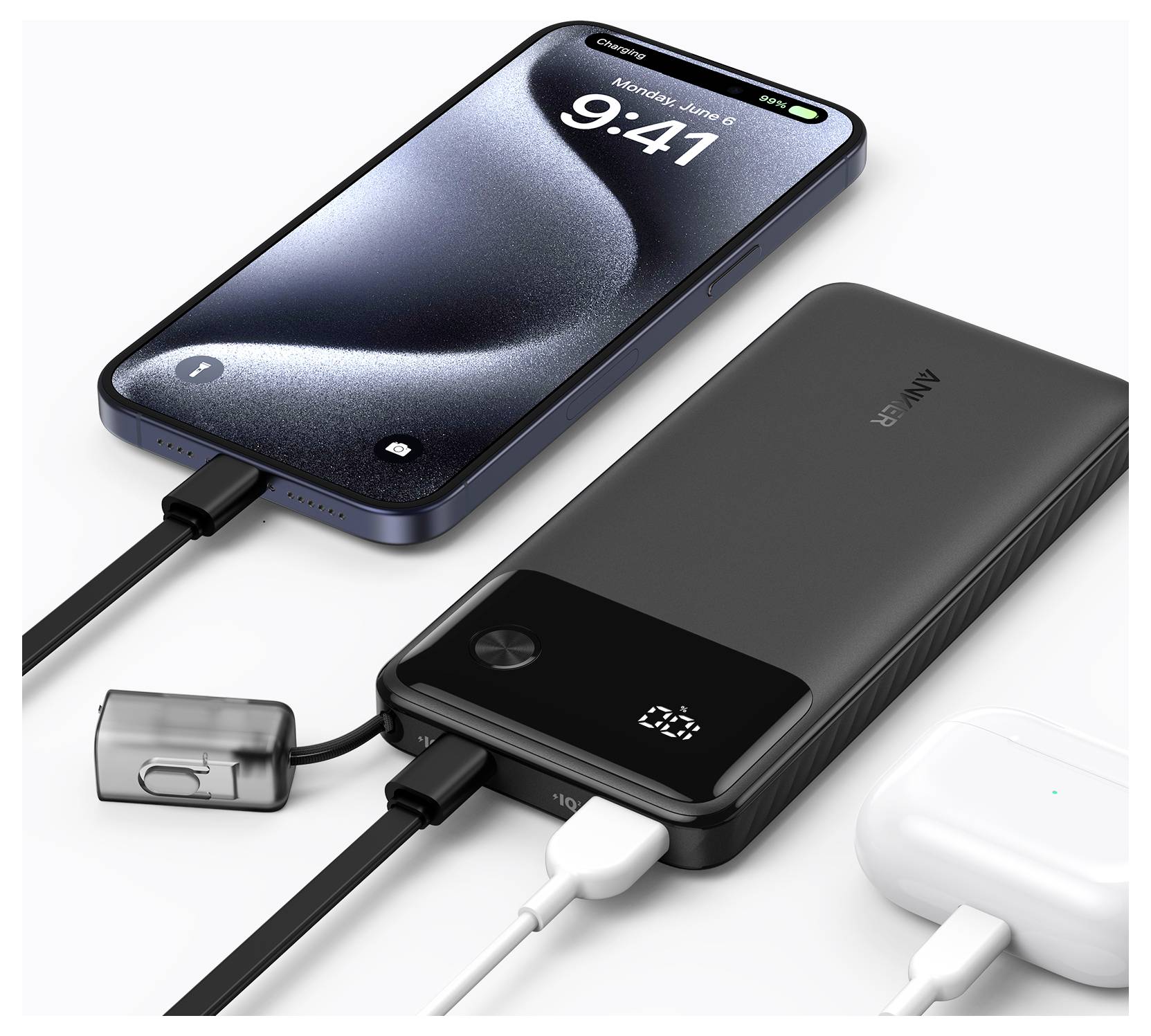 Dva chytré telefony a pouzdro bezdrátových sluchátek se nabíjejí z černé Anker powerbankby s více připojenými kabely a digitálním displejem baterie.