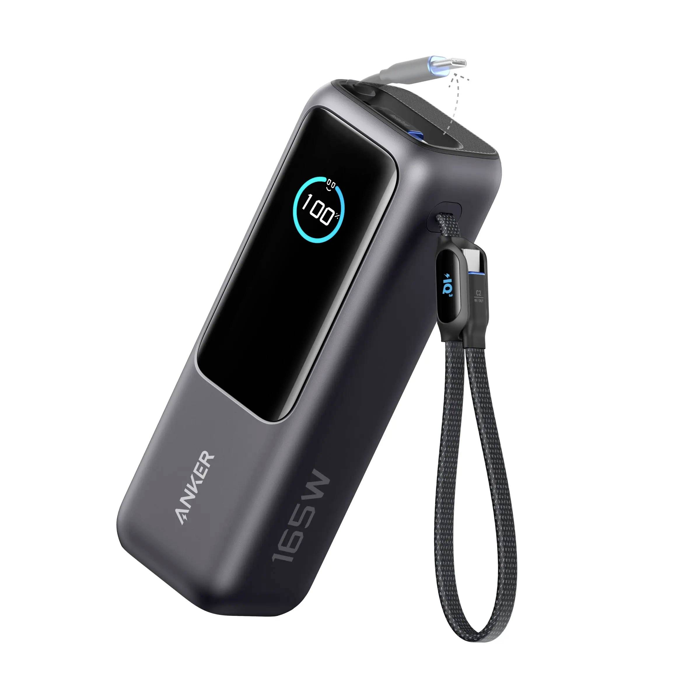 Černá PowerBank Anker 165W s digitálním displejem baterie, vestavěným kabelem USB-C a malým portem pro nabíjení nahoře.