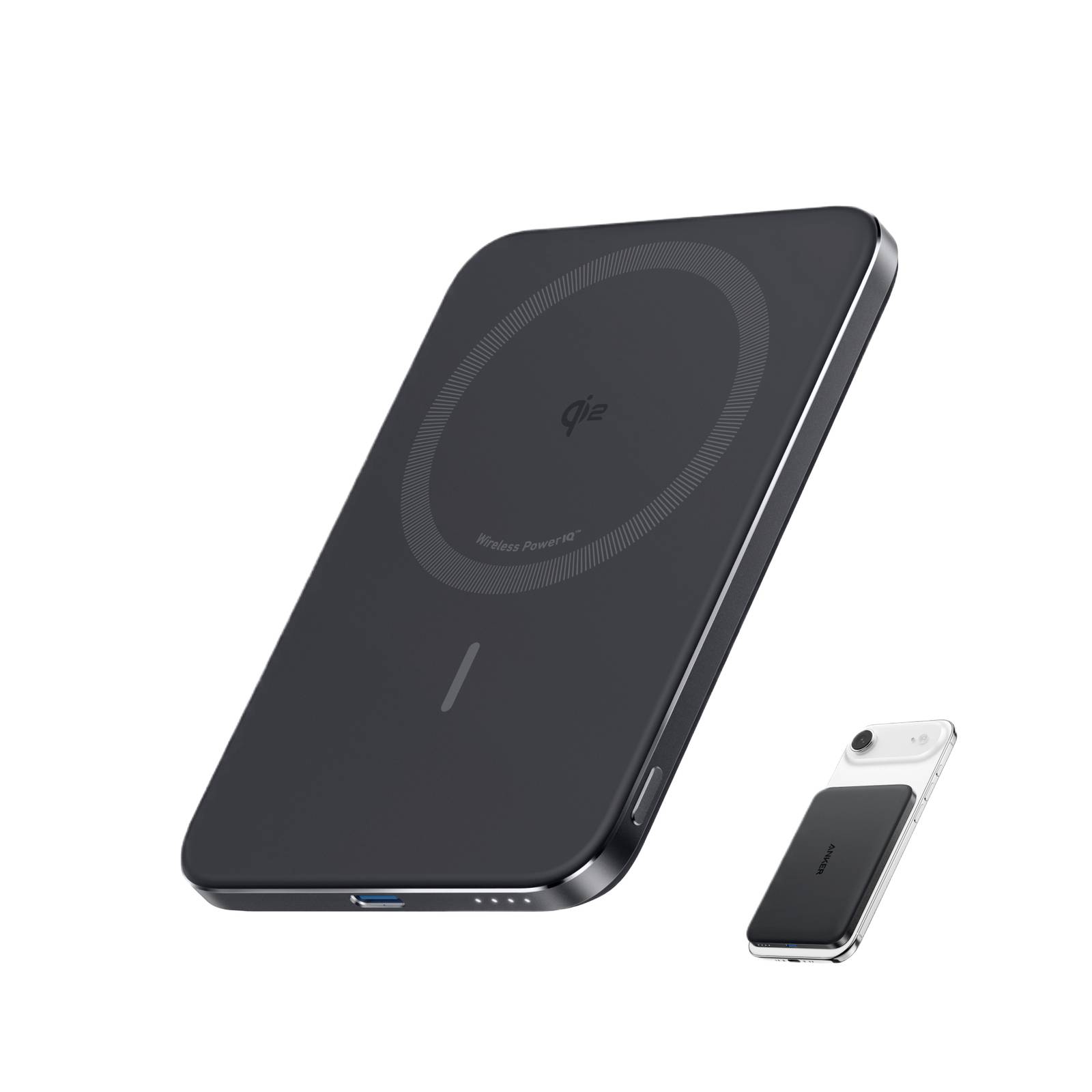 Černá bezdrátová nabíjecí power banka zobrazená zepředu a ze strany s menší verzí připevněnou k chytrému telefonu pro magnetické nabíjení.