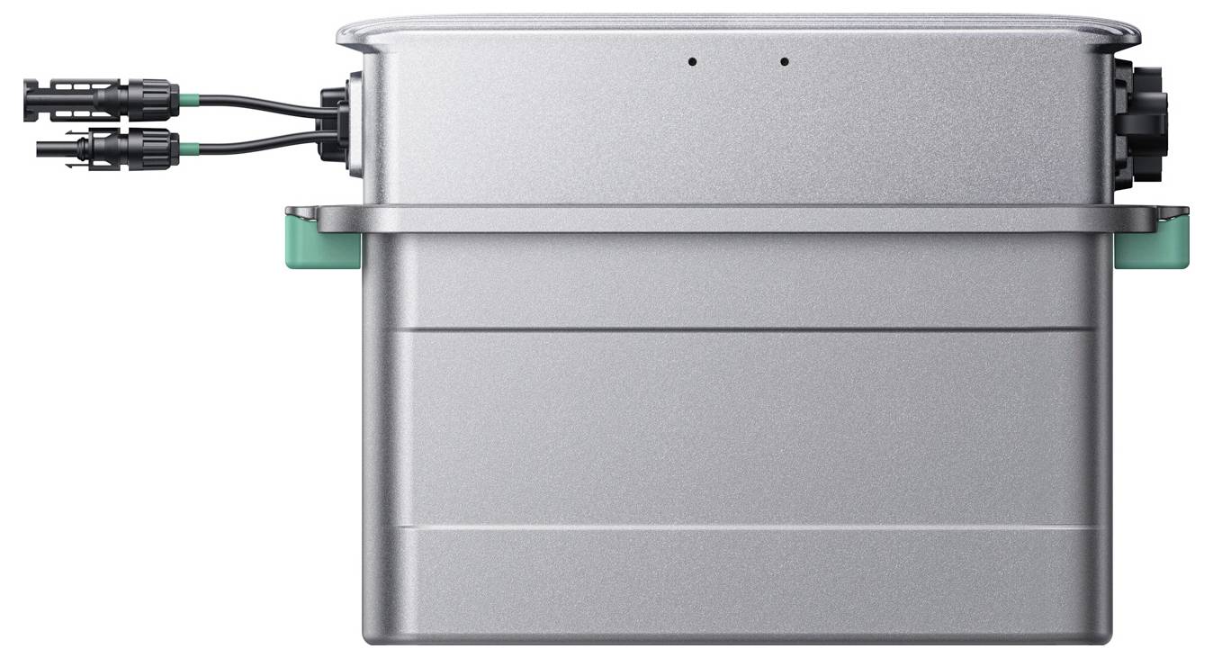 Stříbrná obdélníková elektronická skříň se konektory kabelů připevněnými na straně a dvěma černými kabely vycházejícími z levé strany.