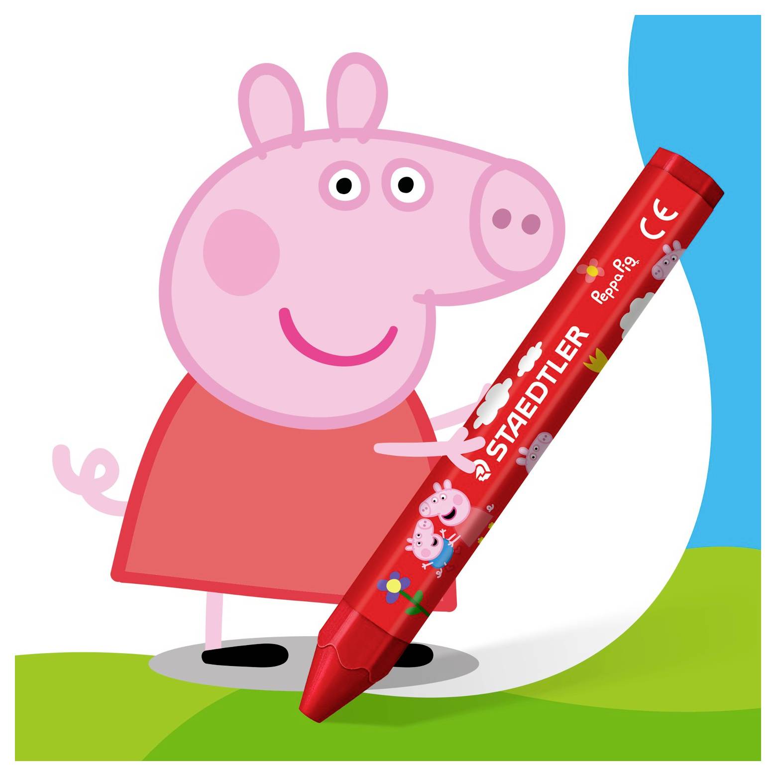Prasátko Peppa stojí a drží červený pastelku Staedtler na jednoduchém pozadí s modrou oblohou a zelenou trávou.