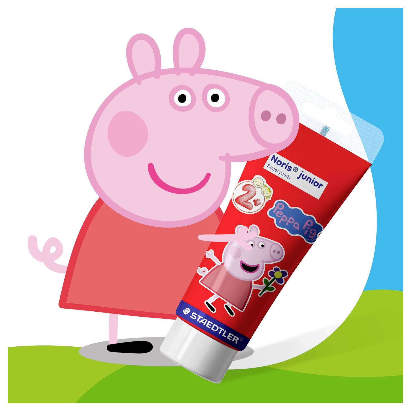 Postava Peppy Pig držící červený penál Staedtler Noris junior, zobrazena jako produktová fotografie dětské kancelářské potřeby.