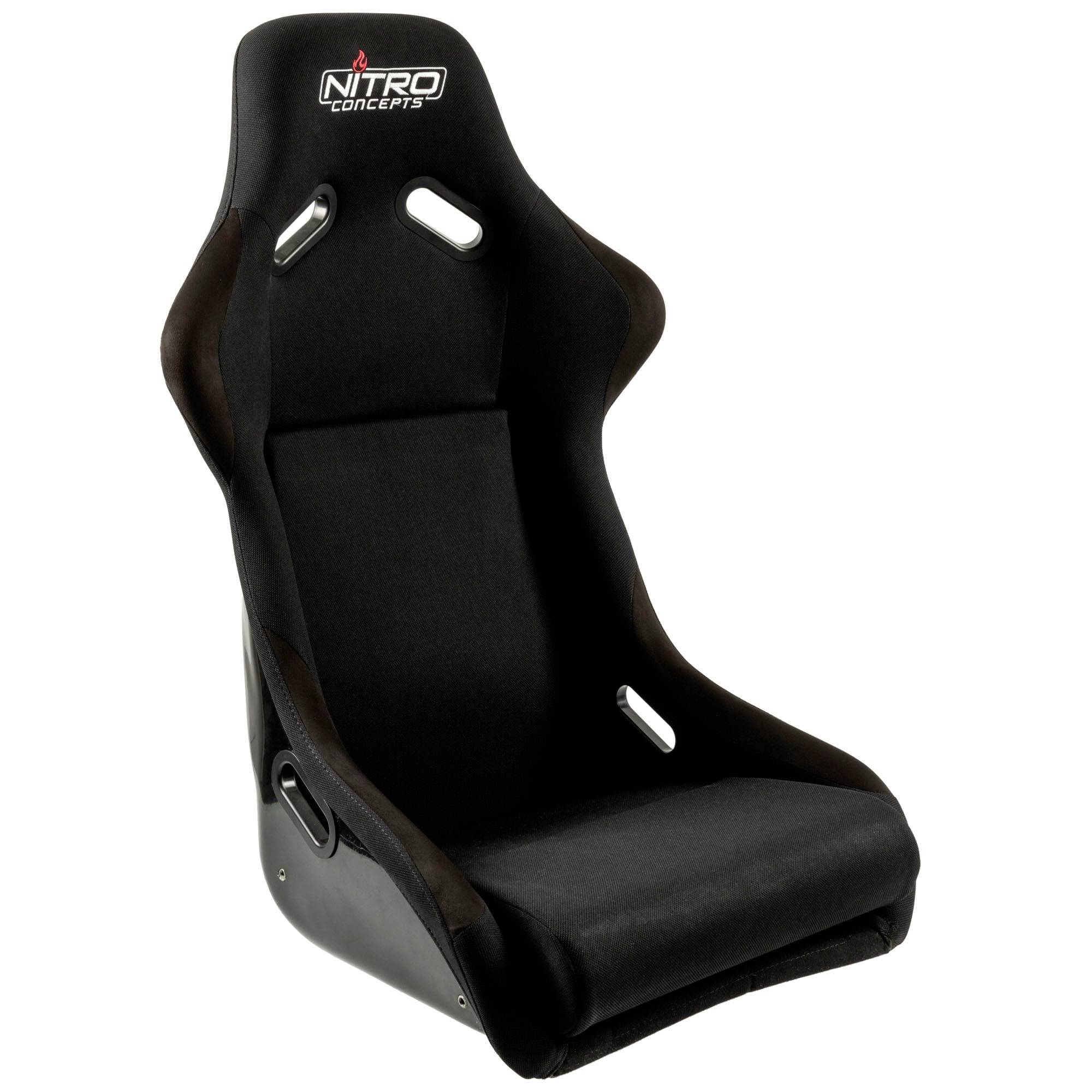 Závodní bucket sedadlo Black Nitro Concepts s vystřihnutými sloty pro bezpečnostní pásy, zobrazeno na bílém pozadí.