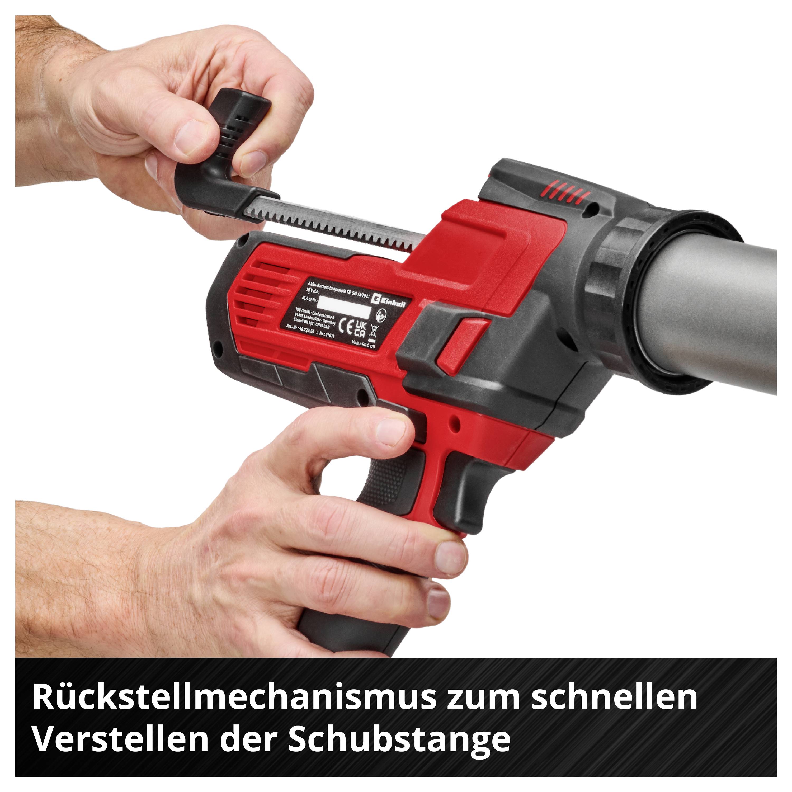 Ruce nastavují na červeném akumulátorovém nástroji tažnou tyč s vratným mechanismem; Text: 'Vratný mechanismus pro rychlé nastavení tažné tyče'