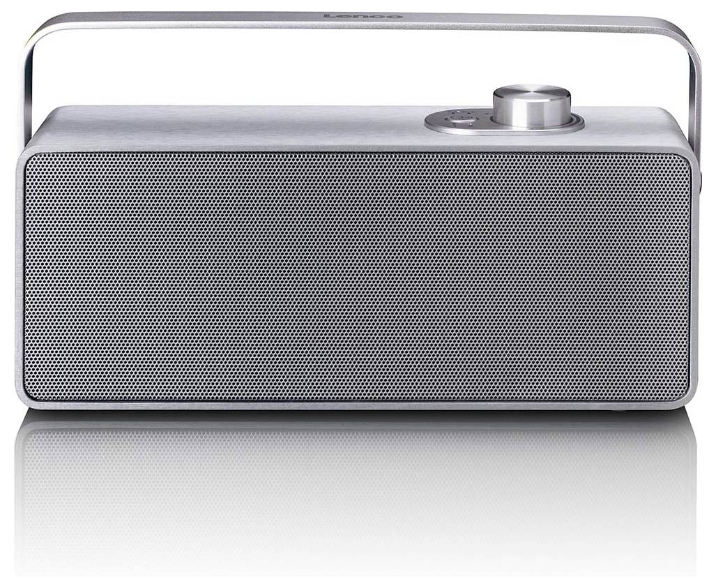 Stříbrný přenosný Bluetooth reproduktor s přenosným pouzdrem a jediným ovládacím knoflíkem na horní straně, zobrazený na bílém pozadí s odrazem.