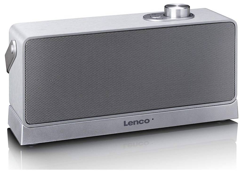 Stříbrný přenosný reproduktor nebo rádio Lenco se velkou přední mřížkou a ovládacím kolečkem na horní straně, zobrazeno na bílém pozadí.