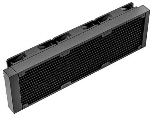 Černý obdélníkový chladič kapaliny s hustými žebry a otvory pro upevnění ventilátoru, zobrazený na bílém pozadí.