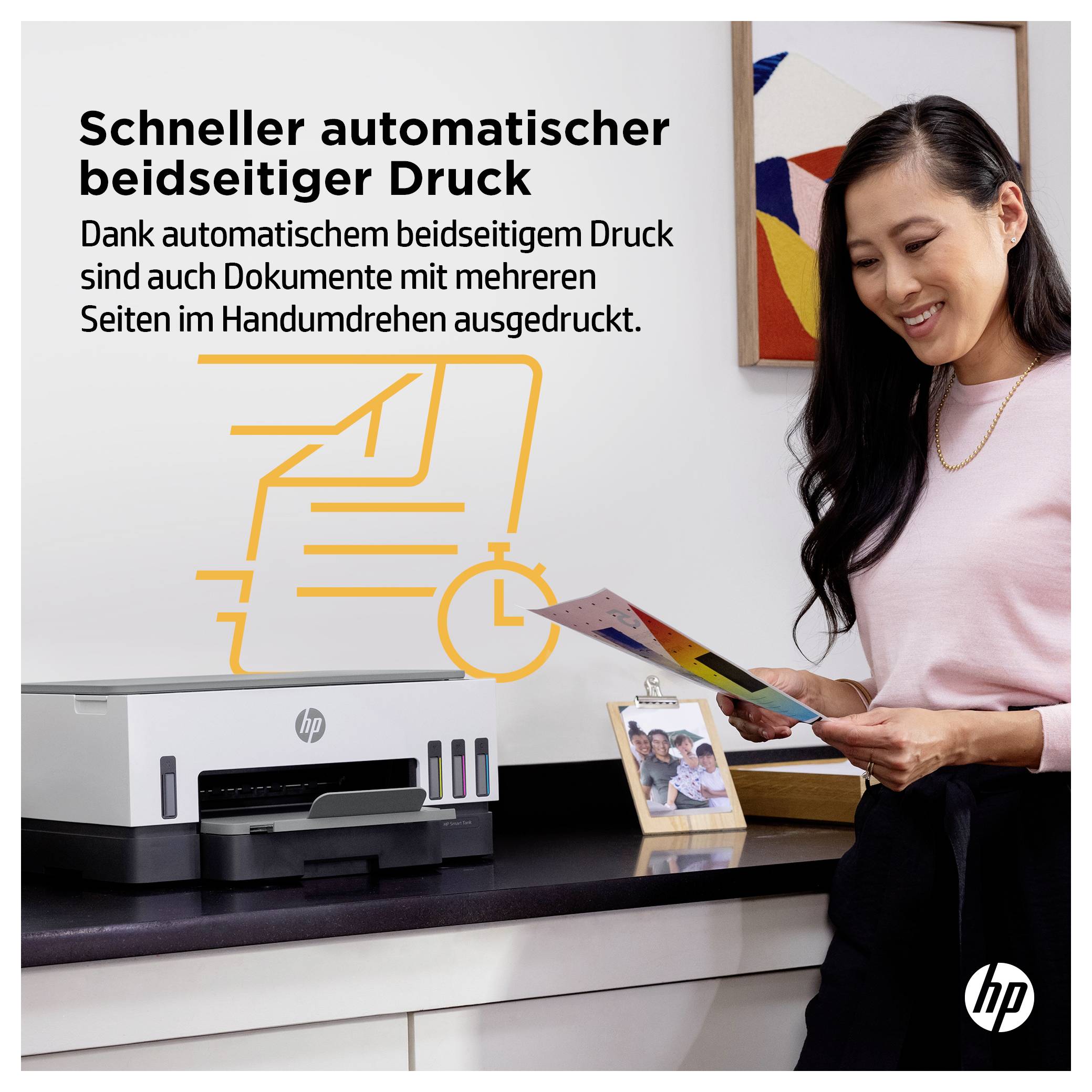 Reklama na tiskárnu HP s německým textem propagující rychlý automatický oboustranný tisk, zobrazující ženu držící tištěné stránky vedle tiskárny a ikony dokumentu.