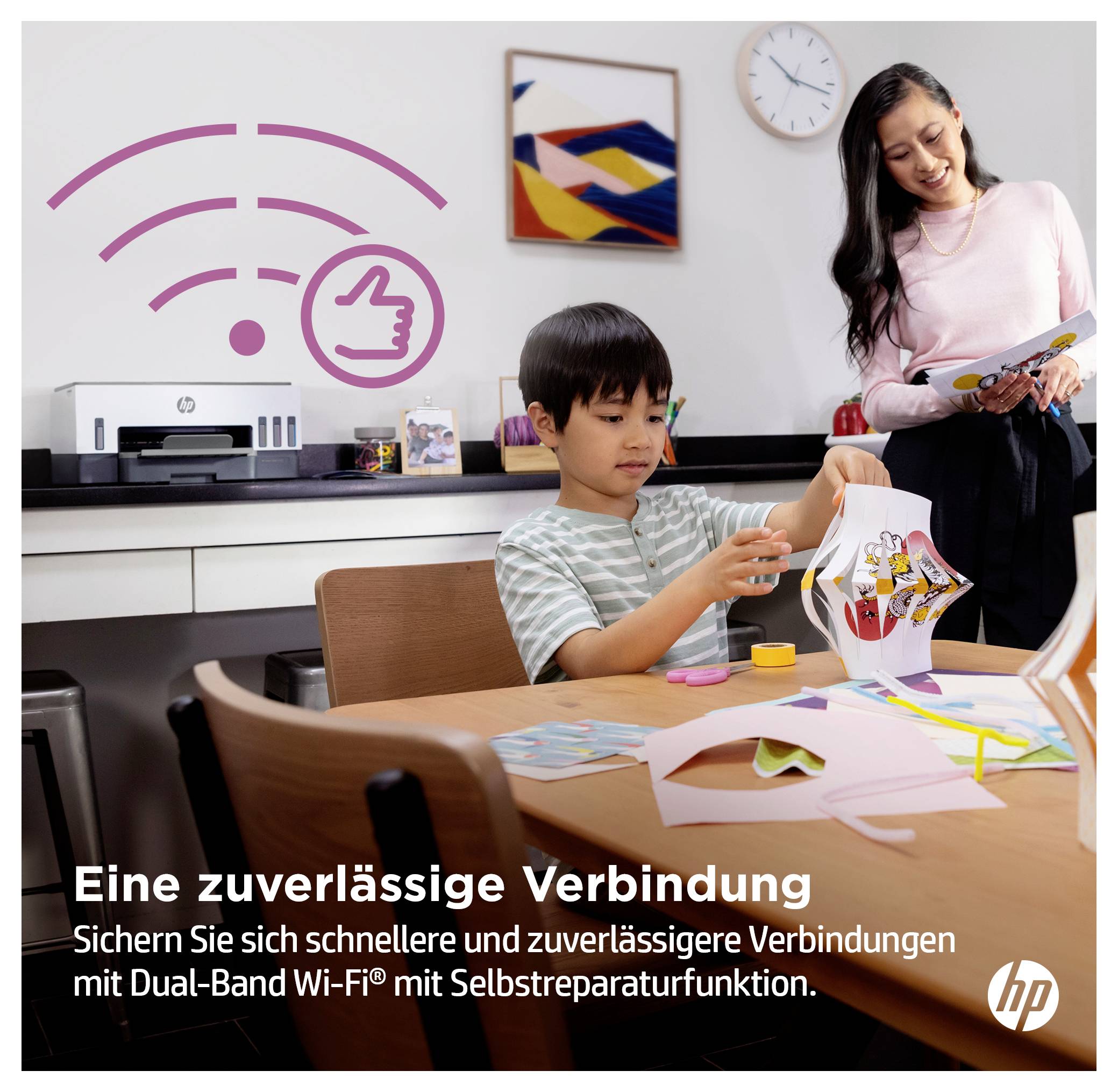 HP reklama zobrazující chlapce, který vytváří něco, zatímco žena čte v blízkosti, s ikonou Wi-Fi a palcem nahoru; český text propaguje spolehlivé připojení Dual-Band Wi-Fi s funkcí samoupravy.