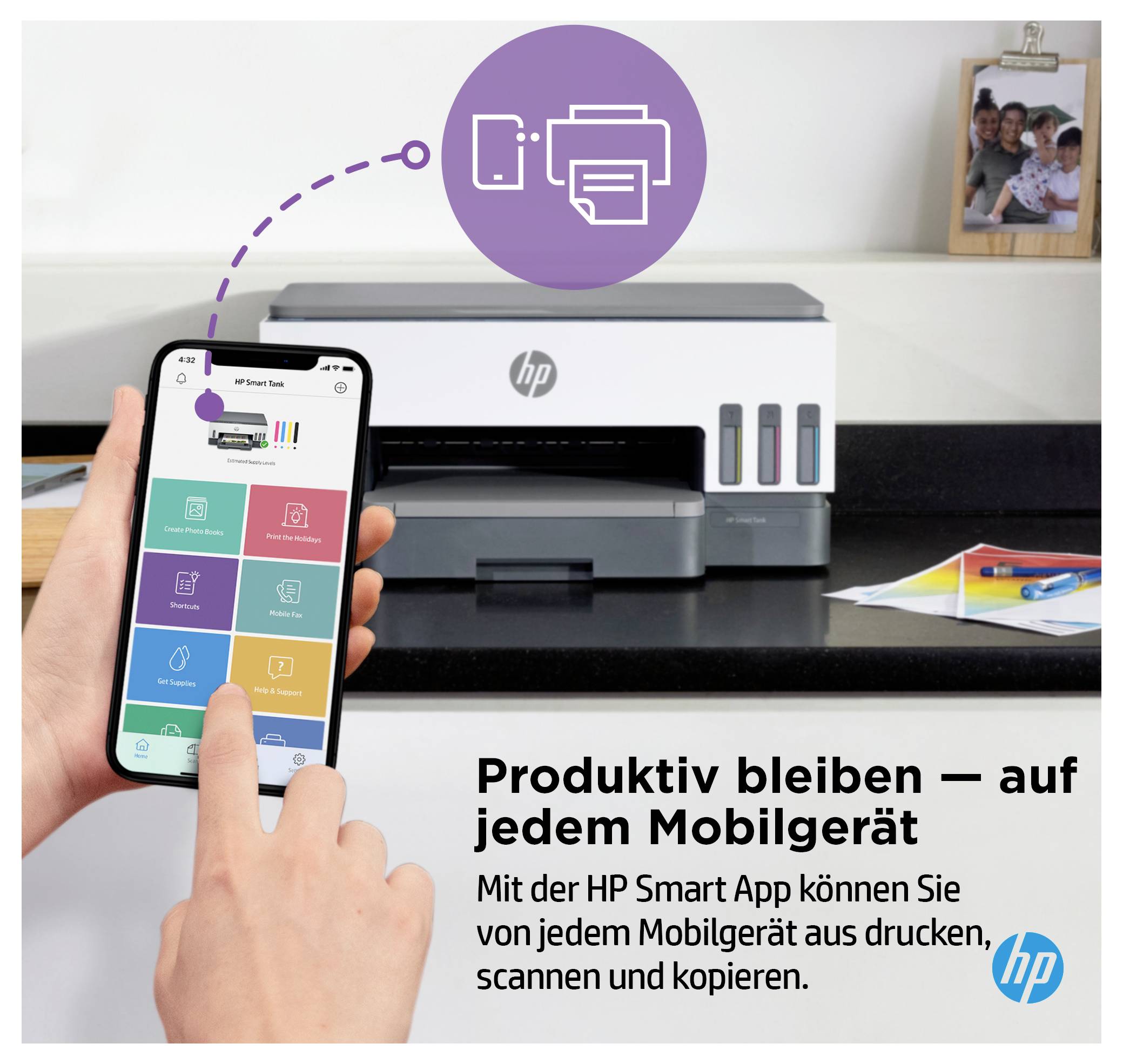 Ruka používající aplikaci HP Smart na telefonu k tisku, skenování a kopírování na tiskárnu HP; německý text propaguje zůstat produktivní na mobilním zařízení.