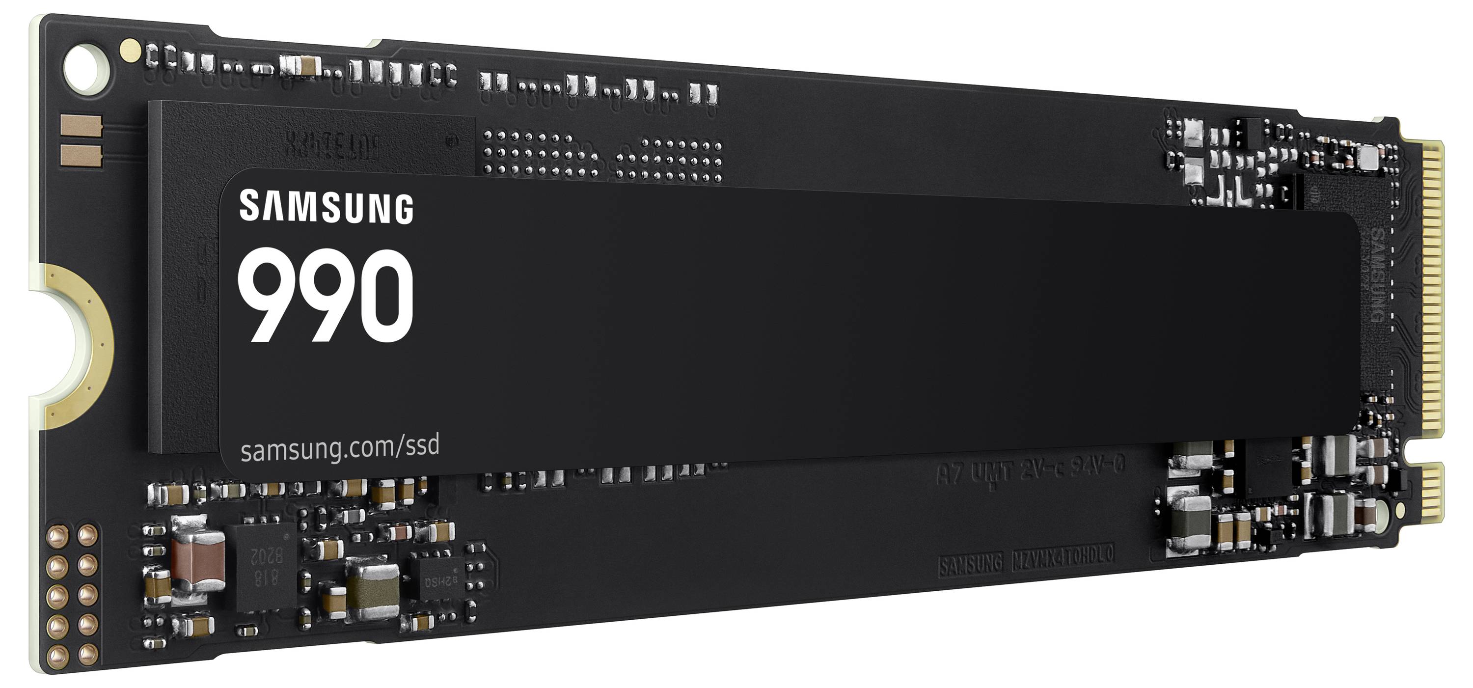 Samsung 990 NVMe M.2 SSD zobrazený na černé desce plošných spojů se zlatým konektorem na okraji.