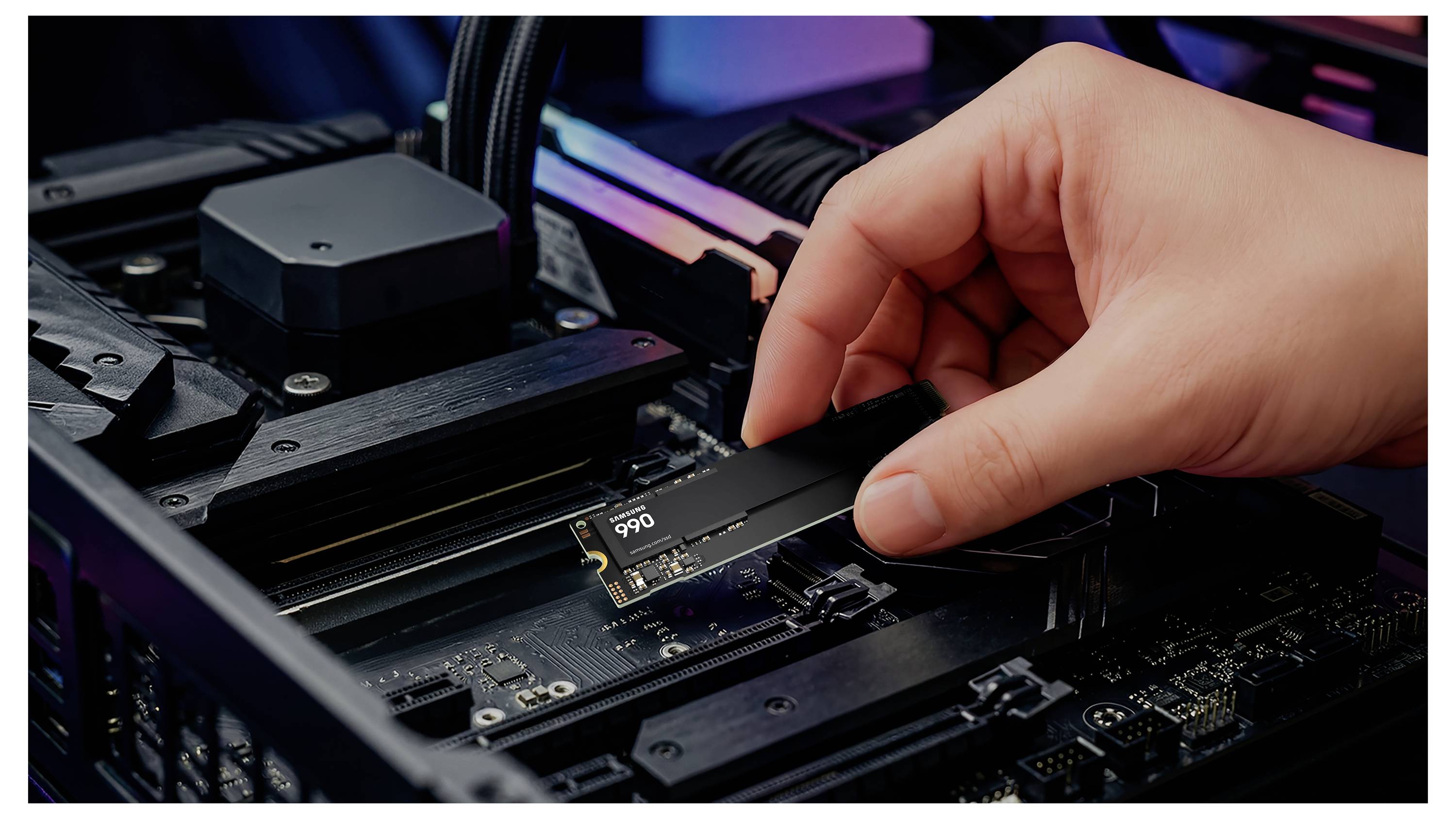 Ruka instaluje M.2 SSD do materiální desky počítače uvnitř skříně stolního počítače.