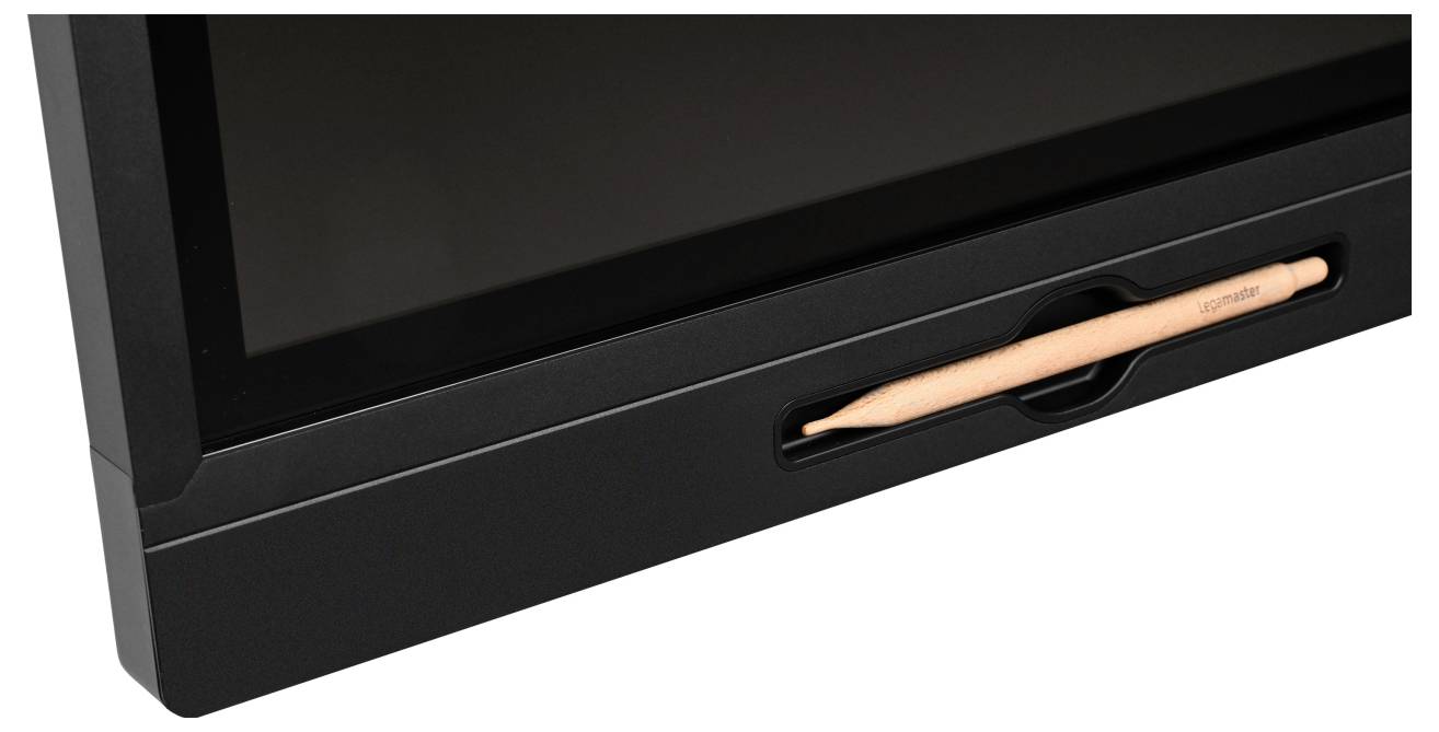 Detailní záběr na černý monitor nebo tablet se stylusem uloženým v zabudovaném slotu podél spodního okraje.