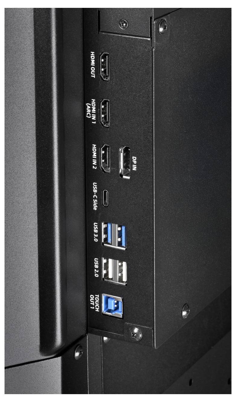 Zblízka panel bočních portů monitoru se vstupem a výstupem HDMI, vstupem DisplayPort, USB-C, dvěma porty USB 3.0, portem USB 2.0 a audio výstupem/vstupem.