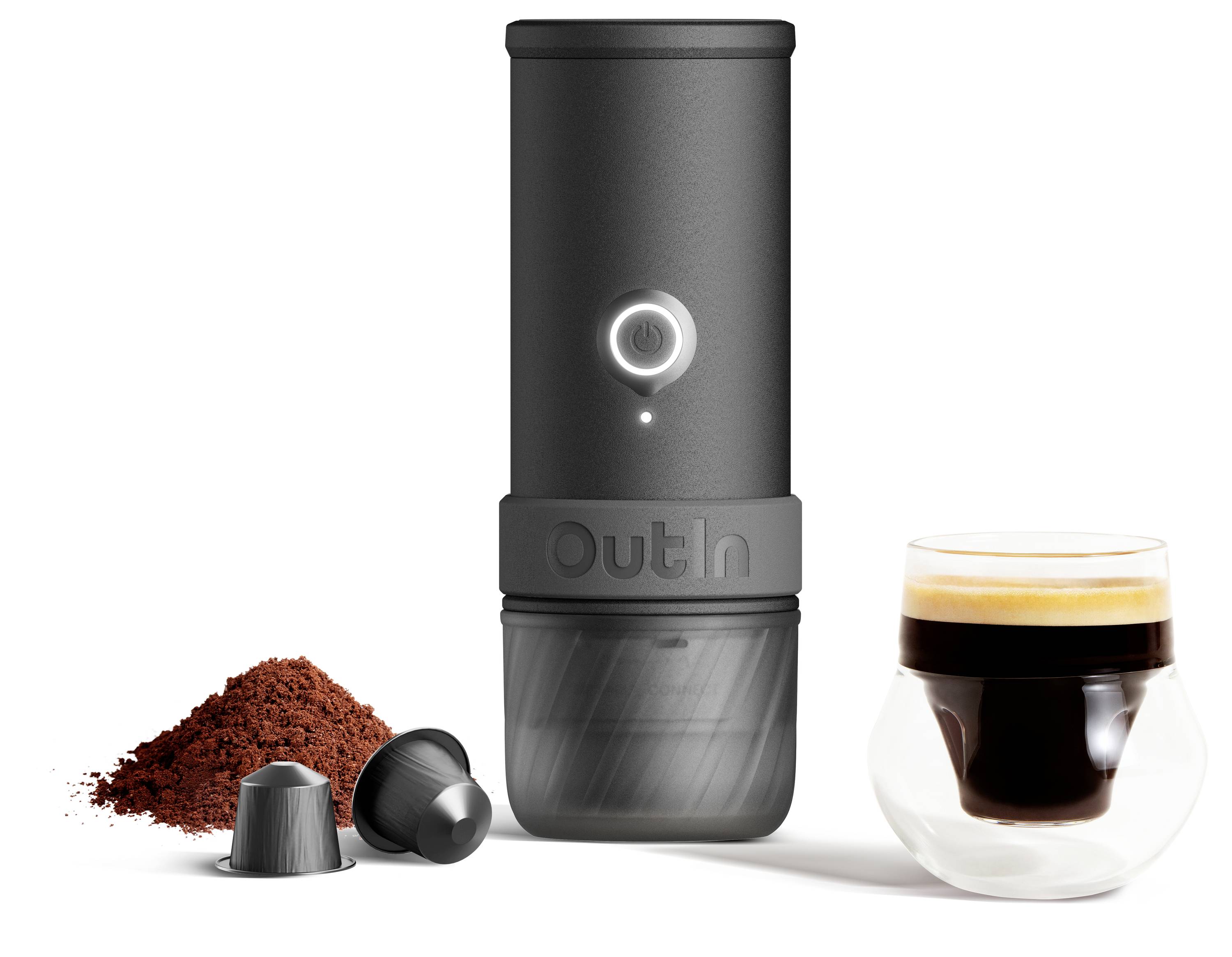 Kompaktní přenosný přístroj na espresso s kapslemi a připraveným espressem v sklenici