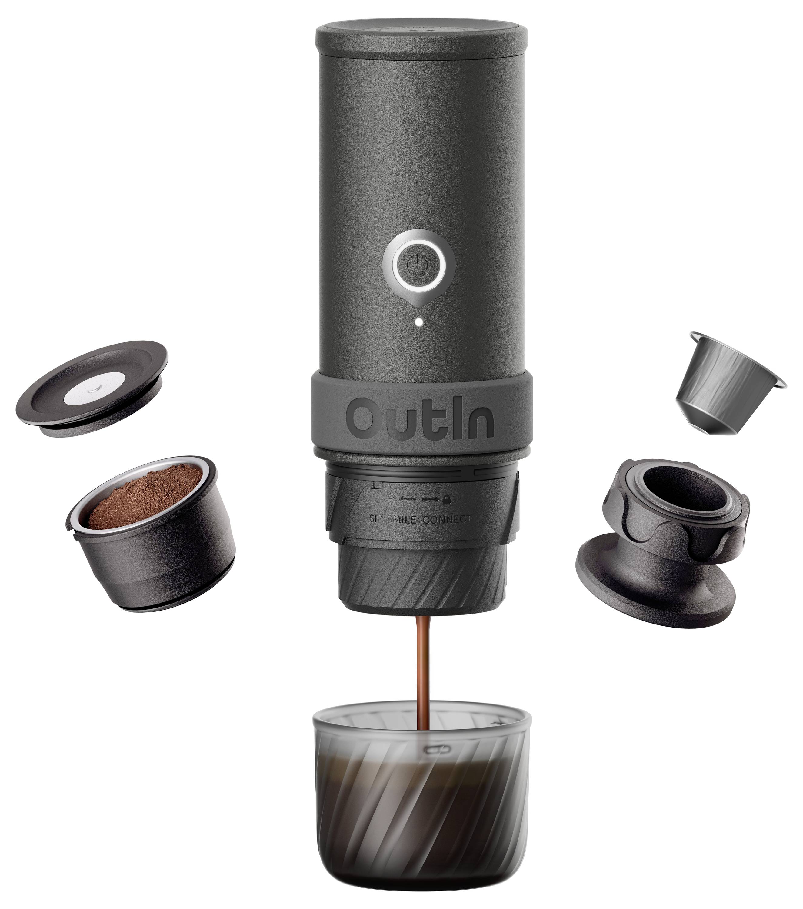 Přenosný Outin espresso maker rozlévající kávu do sklenice, s vyjímatelným filtrem a součástkami kapslí zobrazenými kolem něj