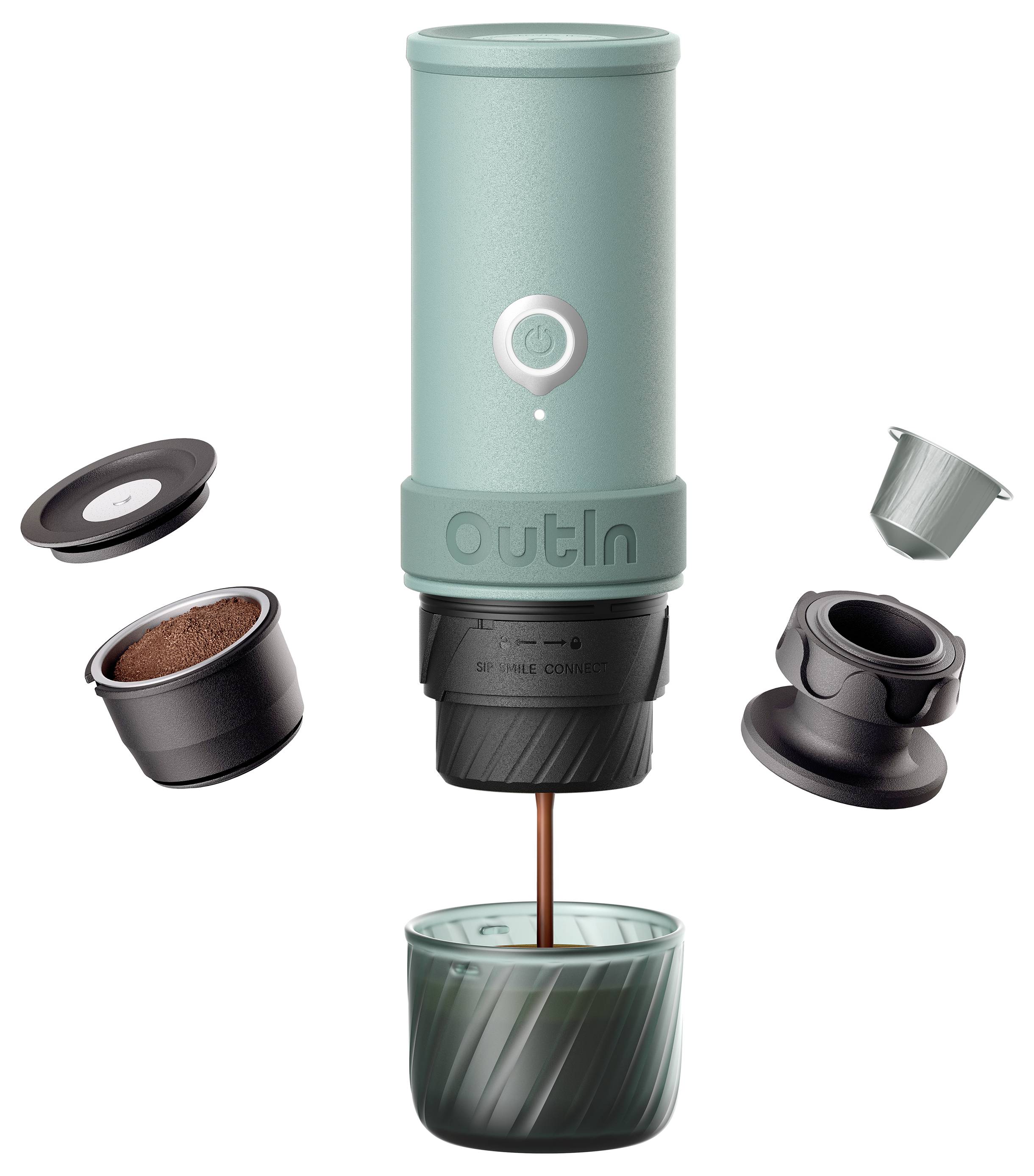 Přenosný elektrický přístroj na espresso zobrazený se svými jednotlivými díly rozloženými kolem mint-zeleného zařízení, které vaří kávu do sklenice.