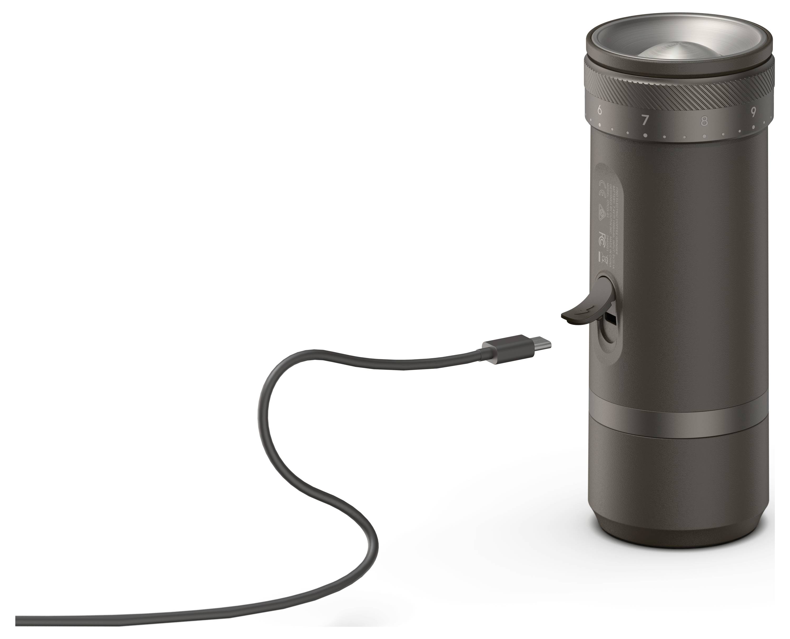 Černé válcovité přenosné zařízení s připojeným kabelem USB, zobrazené stojící na bílém pozadí.