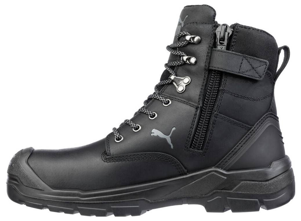 Vysoká pracovní bota Black Puma s tkaničkami, postranním zipem, tlustou podešví se vzorkem a logem na boku, zobrazená na bílém pozadí.