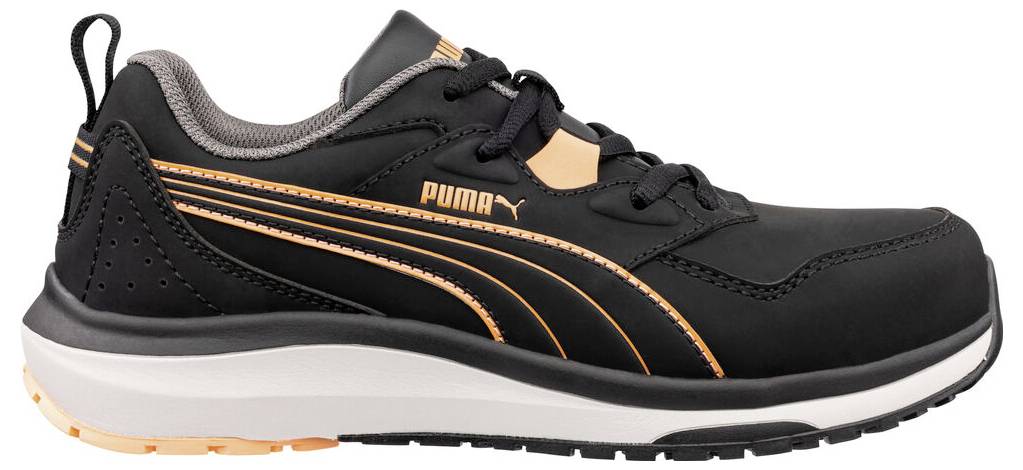 Černý atletický tenisky Puma s oranžovými doplňky, zobrazen z bočního pohledu na bílém pozadí.
