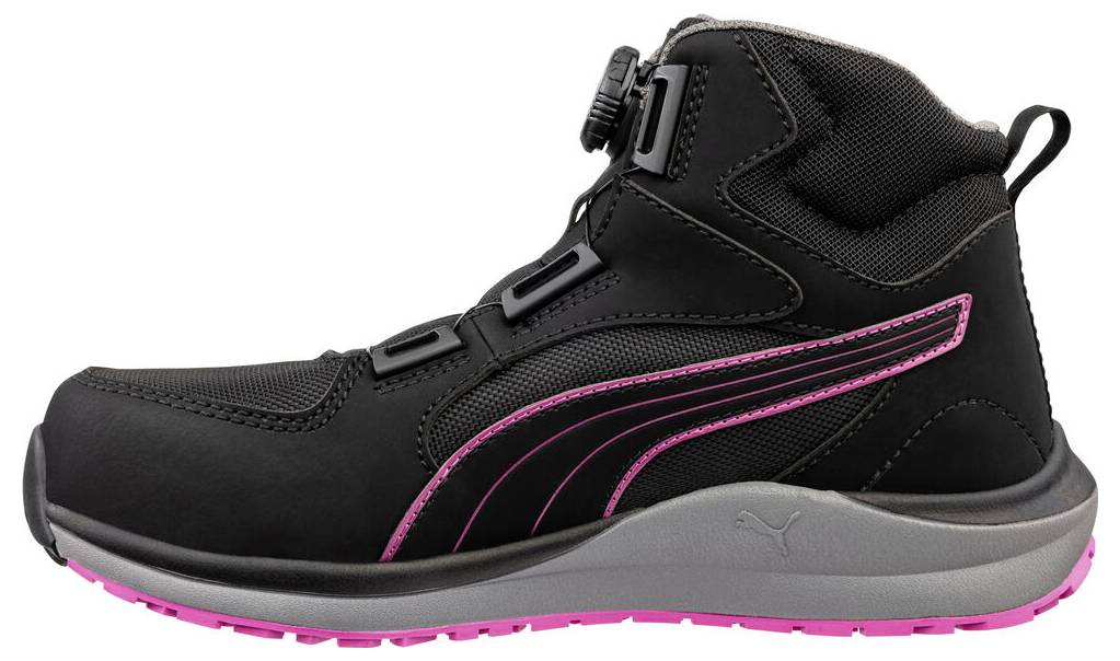 Černá vysoká sportovní bota s růžovými detaily a šedovou podešví, zobrazená v bočním pohledu na bílém pozadí.