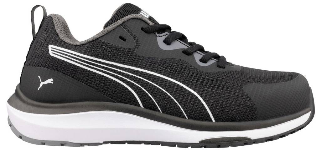 Černá atletická běžecká bota s bílým logem Puma a zakřivenými bílými proužky na straně na bílé podrážce.