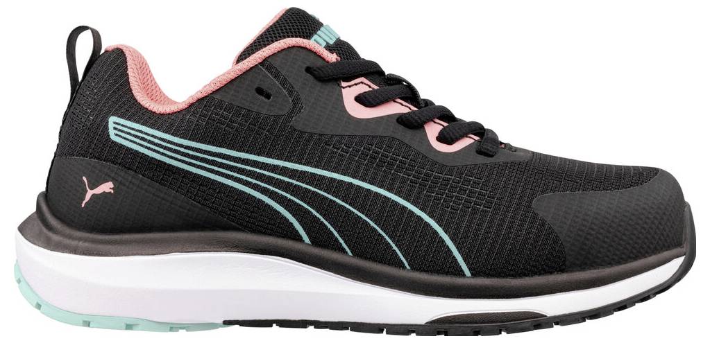 Černý běžecký bota Puma s růžovými tkaničkami a akvamarínový akcenty, zobrazený v bočním pohledu na bílém pozadí.