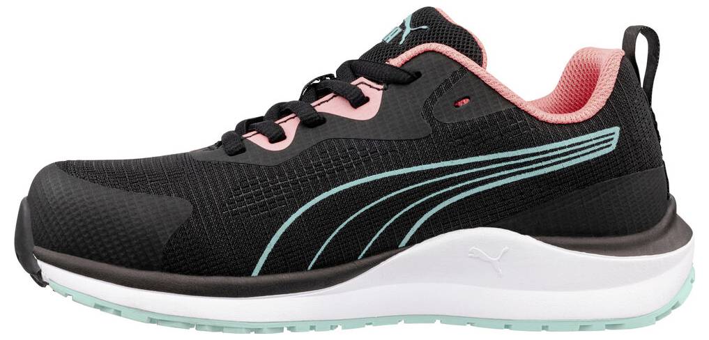 Černý sportovní bota Puma s tyrkysovými pruhy na boku, růžovými akcenty a bílou podrážkou, zobrazená v bočním pohledu na prostém pozadí
